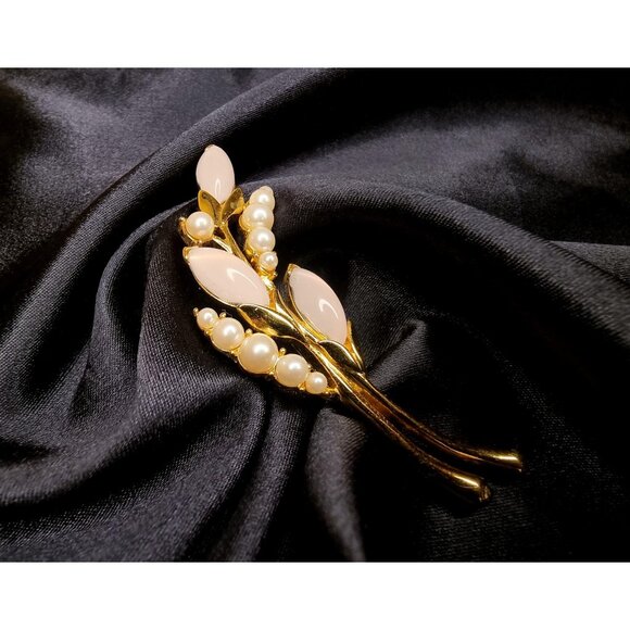 Rare Find Vintage TRIFARI Signed Pink White Flowers Bouquet Gold Tone Brooch